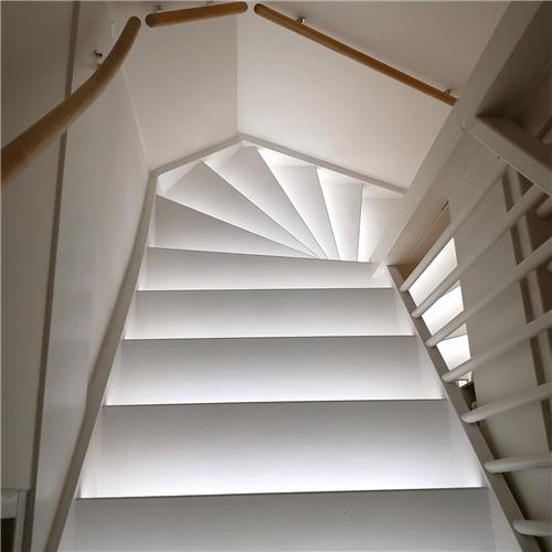Led trapverlichting set met bewegingssensoren - Led strips 130 cm met helder wit licht - Werkt met de bekende verlichting apps - Basic set in aluminium profiel voor max. 16 treden - Bedienen via app
