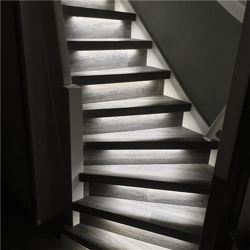 Led trapverlichting set met bewegingssensoren - Led strips 50 cm met helder wit licht - Werkt met de bekende verlichting apps - Premium set in aluminium profiel voor max. 16 treden - Bedienen via app