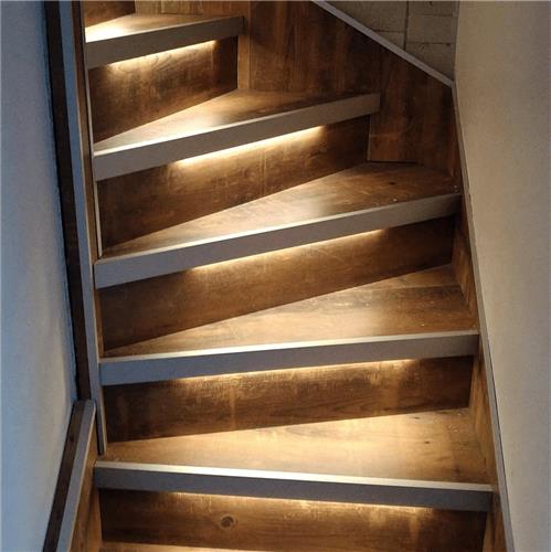 Led trapverlichting set met bewegingssensoren - Led strips 50 cm met warm wit licht - Werkt met de bekende verlichting apps - Premium set in zwart profiel voor max. 16 treden - Bedienen via app