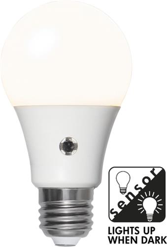 Schemersensor - Standaard bol - E27 - 8.5W - Extra Warm Wit - 2700K - Opaal