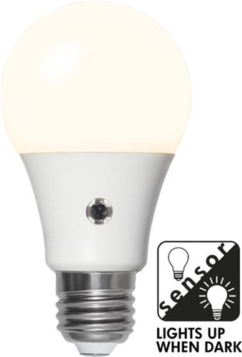 Schemersensor - Standaard bol - E27 - 5.2W - Extra Warm Wit - 2700K - Opaal